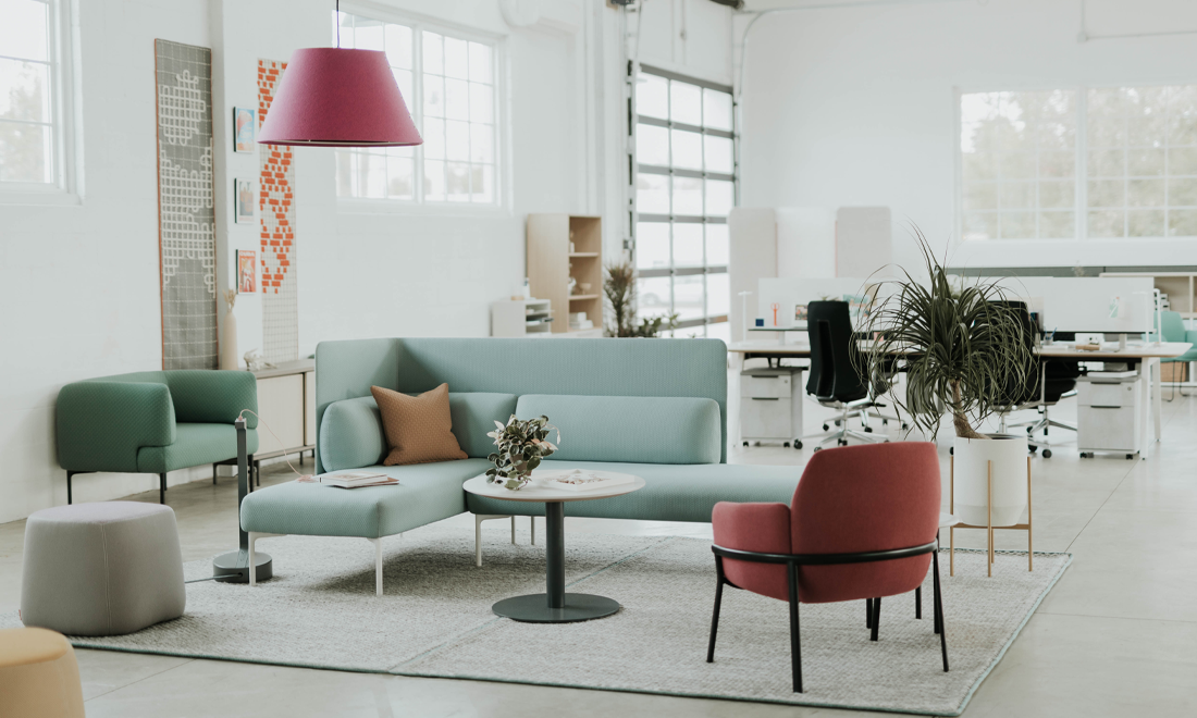 Proyecto de oficina moderna con mobiliario corporativo y estaciones de trabajo ergonómicas