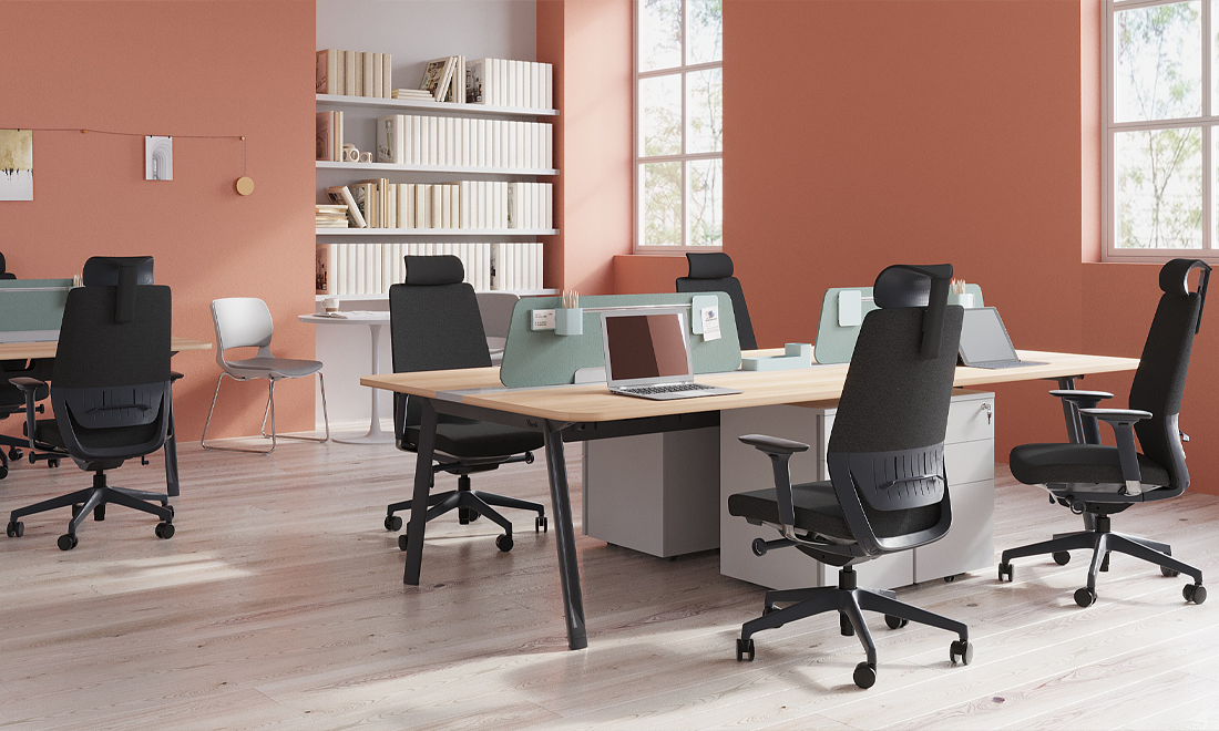 Proyecto de oficina moderna con mobiliario corporativo y estaciones de trabajo ergonómicas